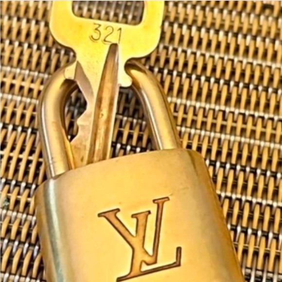 Louis Vuitton lock and key choker - Picture 3 of 10